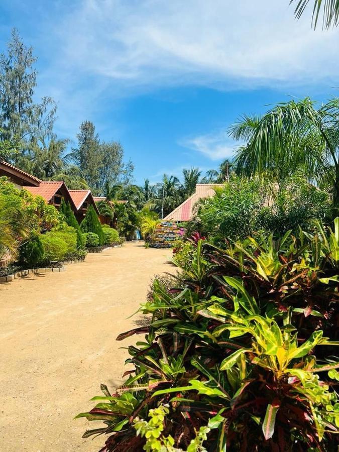 Mithra Paradise Beach Hotel Nilaveli Esterno foto